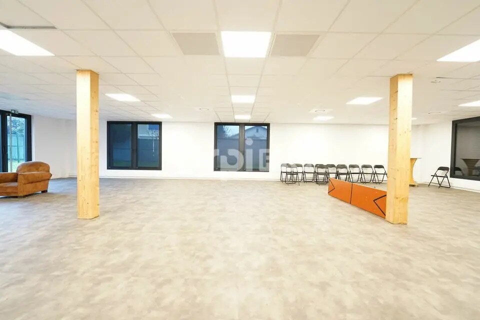 Office in Sainte-Foy-lès-Lyon for lease Interior Photo- Image 1 of 17