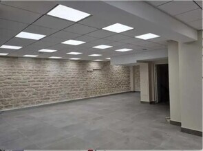 Retail in Paris for lease Interior Photo- Image 2 of 3