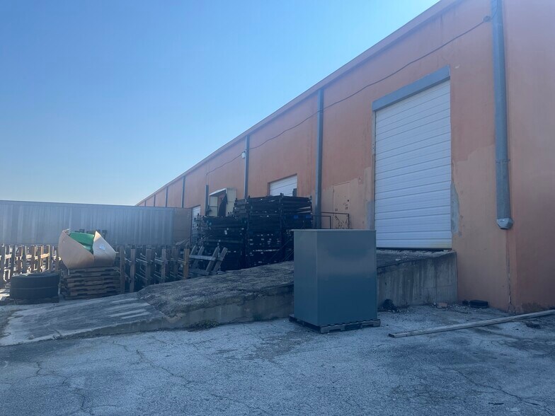 3911-3929 E IH-10, San Antonio, TX à vendre - Photo du bâtiment - Image 2 de 11