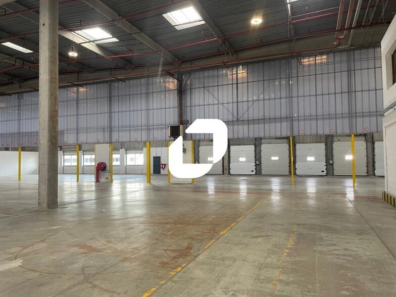 Industrial in Tremblay-en-France for lease - Building Photo - Image 3 of 7