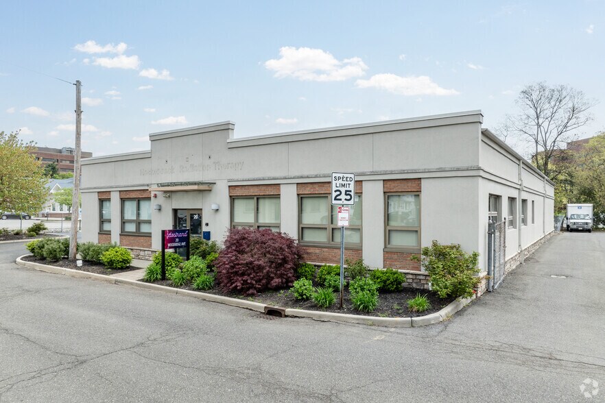 20 Woodridge Ave, Hackensack, NJ à vendre - Photo du bâtiment - Image 3 de 26