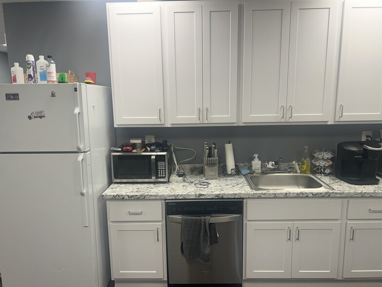 8807 Sudley Rd, Manassas, VA for lease - Interior Photo - Image 3 of 18