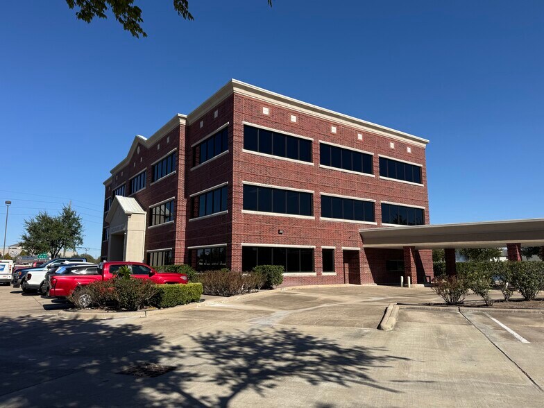 19855 Southwest Fwy, Sugar Land, TX à louer - Photo du bâtiment - Image 2 de 12