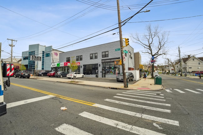 868 Post Ave, Staten Island, NY à vendre - Photo du bâtiment - Image 2 de 18