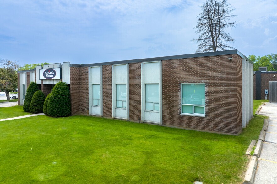 52-54 Lesmill Rd, Toronto, ON à louer - Photo du bâtiment - Image 2 de 4