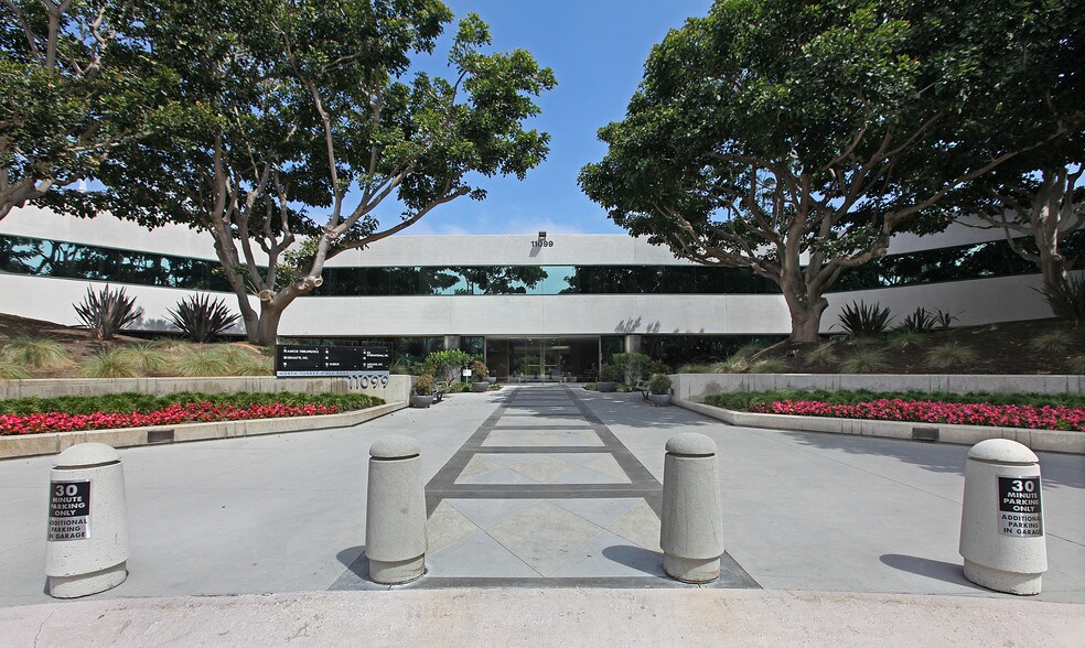 11085 N Torrey Pines Rd, La Jolla, CA à louer - Photo du bâtiment - Image 3 de 51