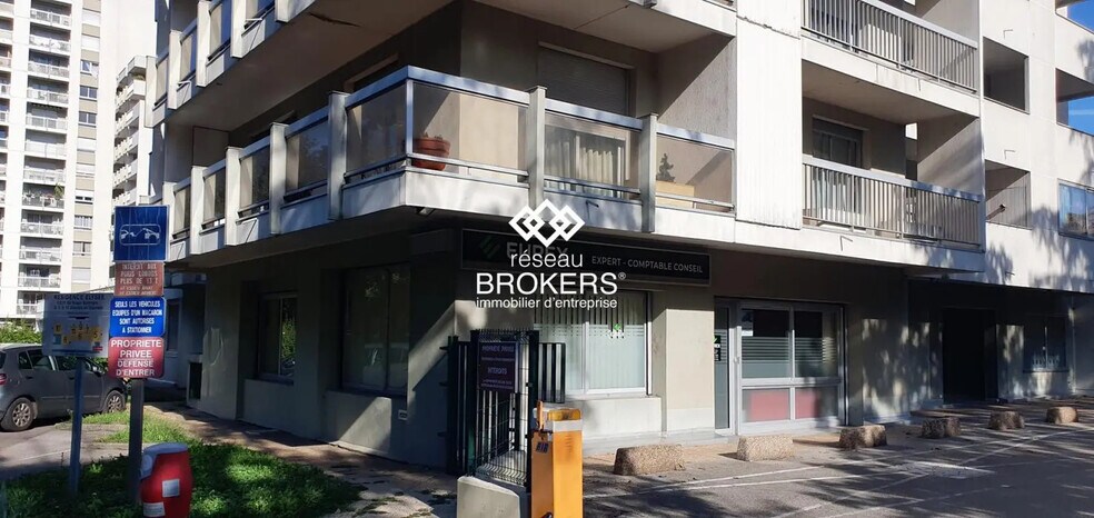 Retail in Grenoble for sale - Building Photo - Image 2 of 8