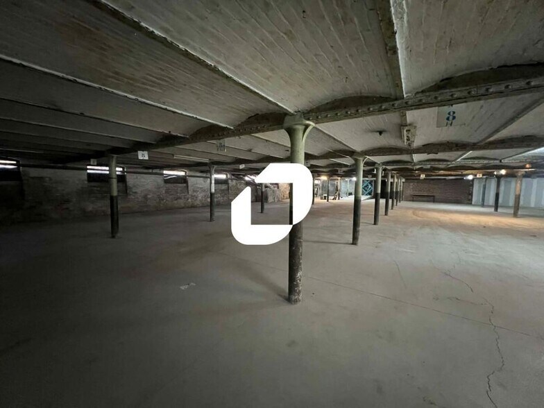 Flex in Roubaix for lease - Interior Photo - Image 2 of 29