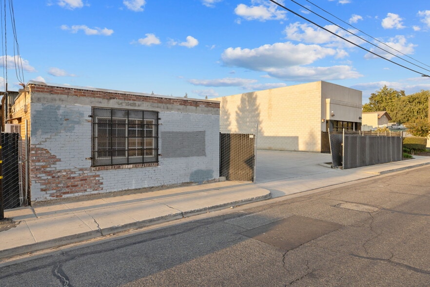 1334 W Goshen Ave, Visalia, CA for sale - Primary Photo - Image 1 of 22