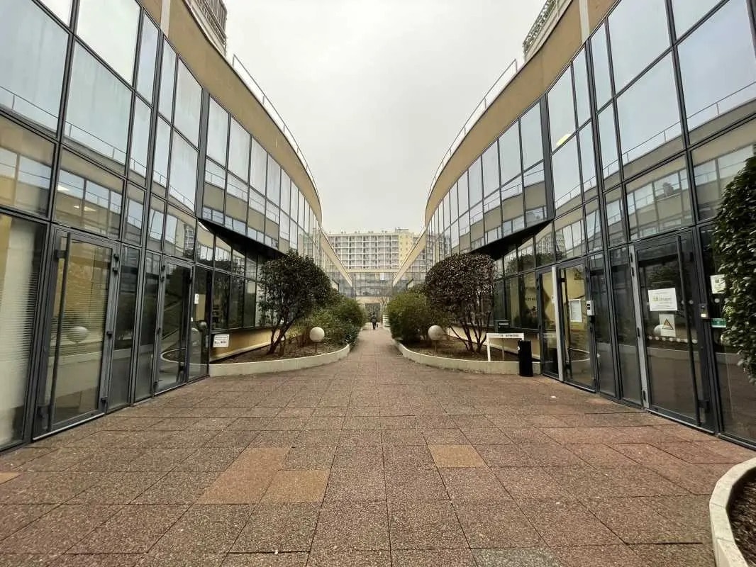 Flex in Vanves for lease Building Photo- Image 1 of 12