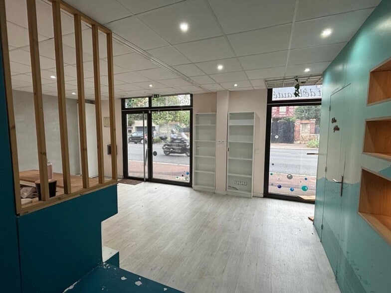 Retail in Chatou for lease - Interior Photo - Image 2 of 9
