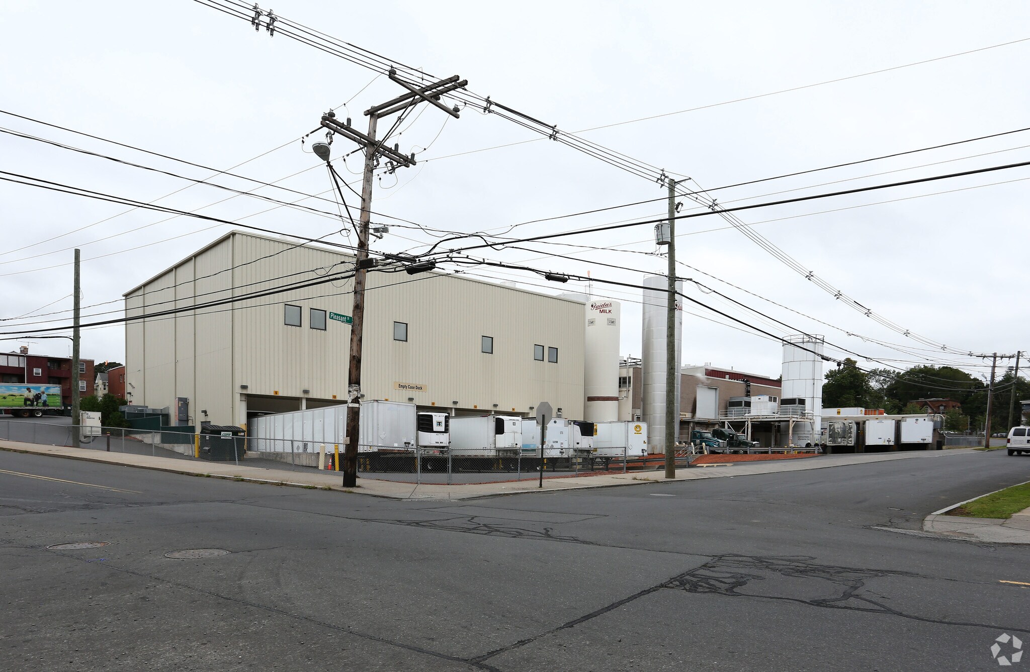 New Britain Industrial Portfolio portefeuille de 6 propriétés à vendre sur LoopNet.ca Photo principale- Image 1 de 4