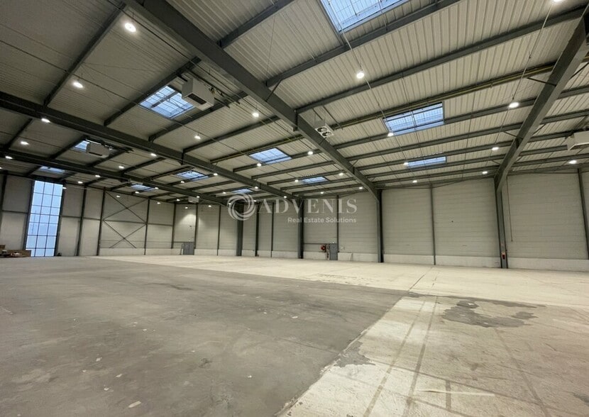 Flex in Le Mesnil Amelot for lease - Interior Photo - Image 2 of 12