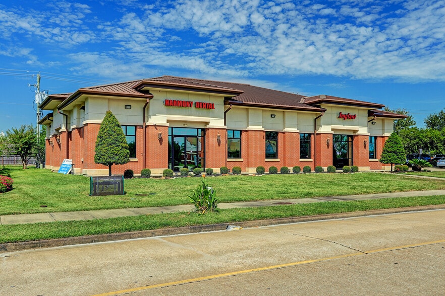 3530 Sunset Meadows Dr, Pearland, TX for sale - Building Photo - Image 2 of 31