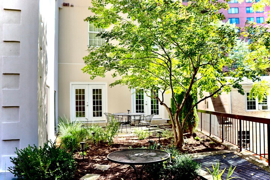 4600 N Park Ave, Chevy Chase, MD à louer - Photo du bâtiment - Image 2 de 13
