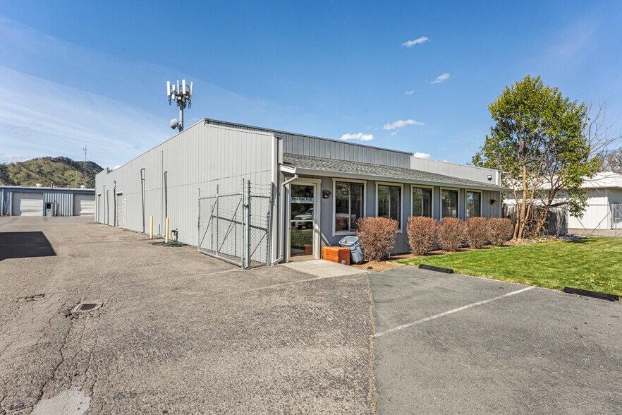 2020 Industry Rd, Ukiah, CA à vendre - Photo du bâtiment - Image 3 de 11
