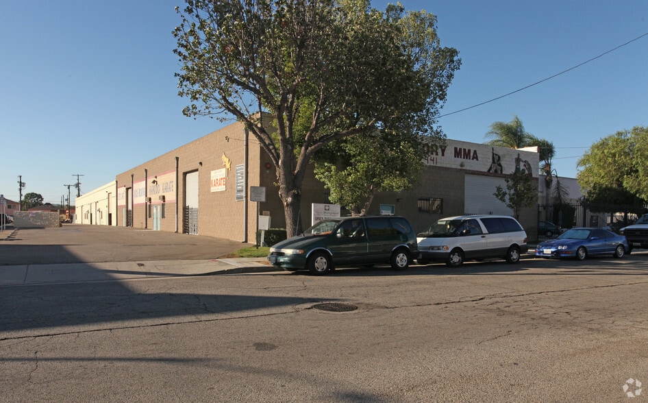 20918-20928 Osborne St, Canoga Park, CA for lease - Primary Photo - Image 1 of 4