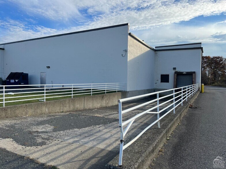 15 Dardess Dr, Chatham, NY à louer - Photo du bâtiment - Image 3 de 17