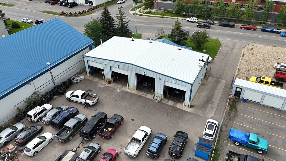 50 Railway St E, Cochrane, AB à vendre - Photo du bâtiment - Image 3 de 17