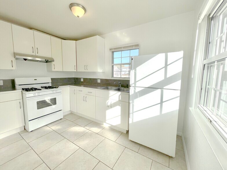 8738 Ramsgate Ave, Los Angeles, CA à vendre - Photo du bâtiment - Image 3 de 5