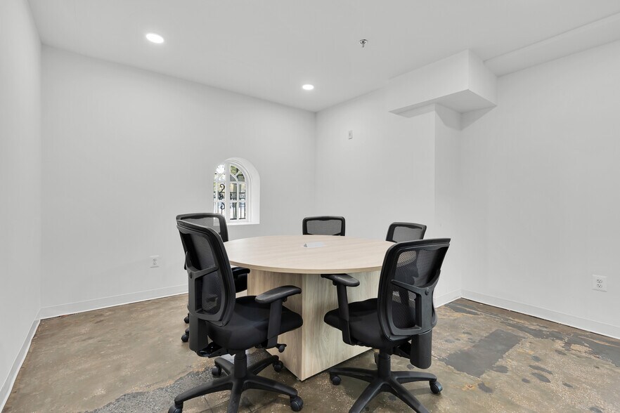 2301 Calvert St NW, Washington, DC for lease - Interior Photo - Image 1 of 10