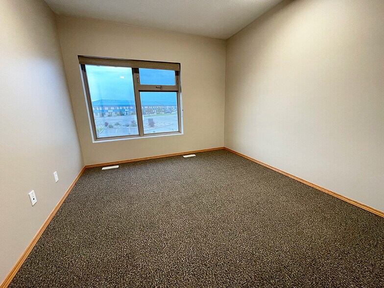 7471 Edgar Industrial Bend, Red Deer, AB for lease - Interior Photo - Image 3 of 23