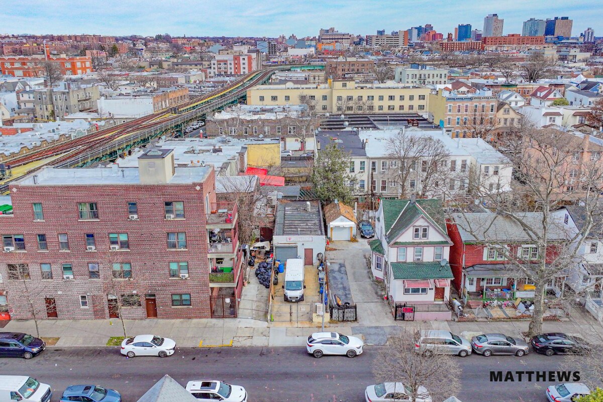 8711 123rd St, Richmond Hill, NY à vendre Photo principale- Image 1 de 4