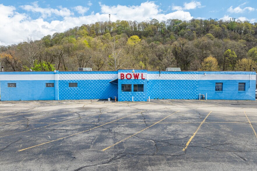 1220 Long Run Rd, White Oak, PA à vendre - Photo du bâtiment - Image 1 de 21