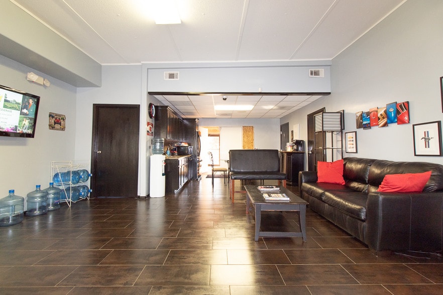 9229 S I-35 Service Rd, Oklahoma City, OK for lease - Interior Photo - Image 2 of 24