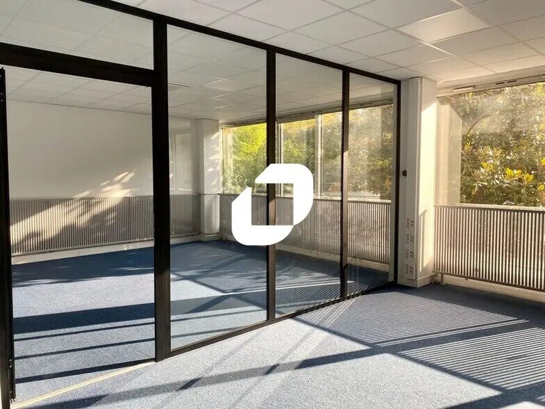 Office in Suresnes for sale - Interior Photo - Image 1 of 9