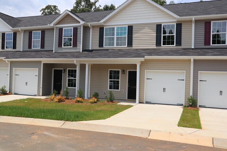 1104 Brooksridge way, Whitsett, NC à vendre - Photo du bâtiment - Image 2 de 14