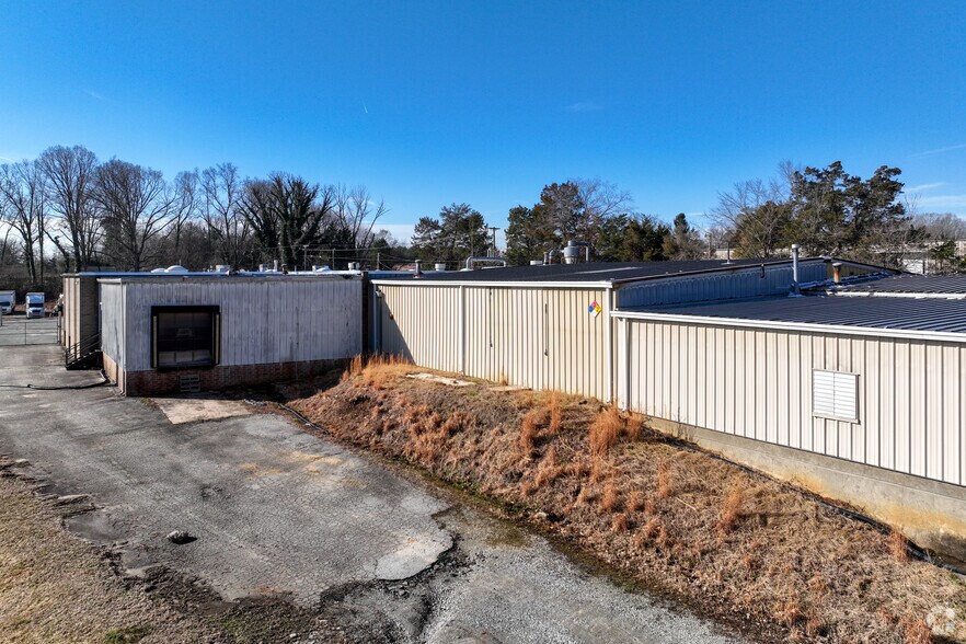 1218 Hickory Chapel Rd, High Point, NC à louer - Photo du bâtiment - Image 2 de 5