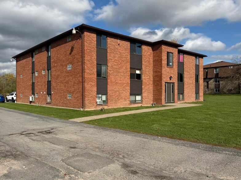 6285 Robinson Rd, Lockport, NY for sale - Building Photo - Image 2 of 9