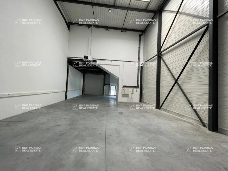 Flex in Vaires-sur-Marne for lease - Interior Photo - Image 2 of 6