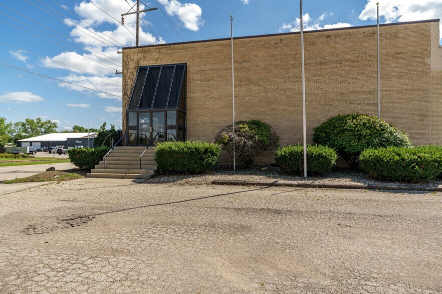 6320 Material Ave, Loves Park, IL à vendre - Photo du bâtiment - Image 3 de 50