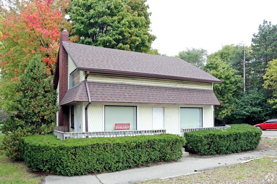 3135 E Highland Rd, Highland Township, MI à vendre - Photo du bâtiment - Image 2 de 2