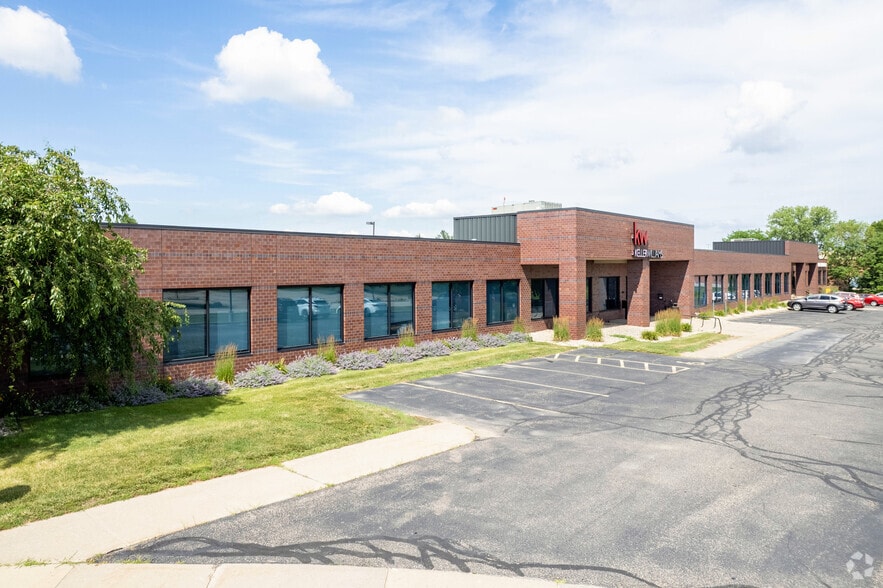 555 Zor Shrine Pl, Madison, WI for sale - Primary Photo - Image 1 of 6