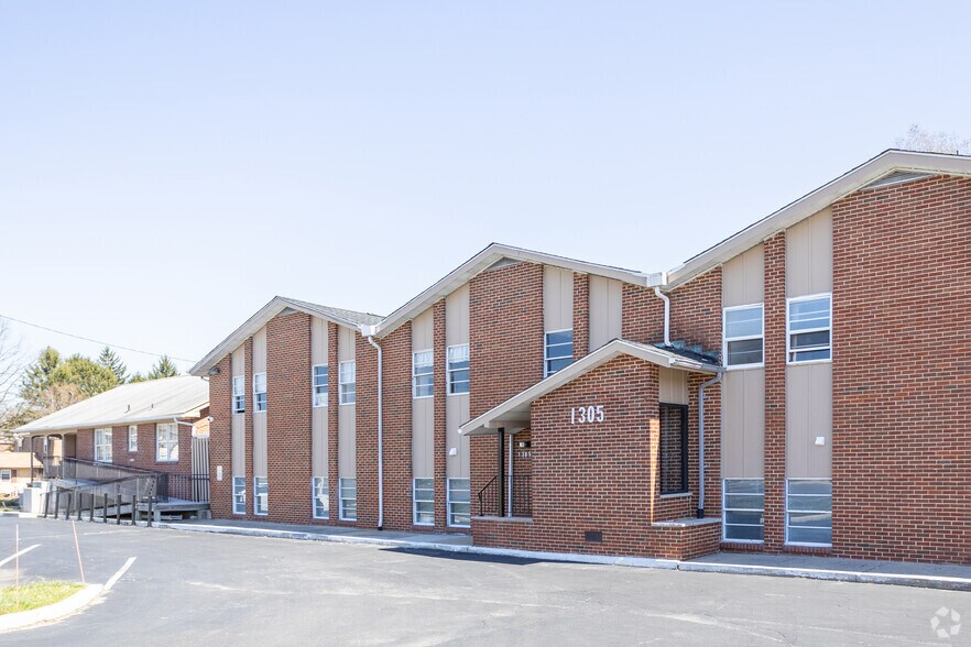 1305 N Kings Hwy, Cherry Hill, NJ à vendre - Photo du bâtiment - Image 2 de 5