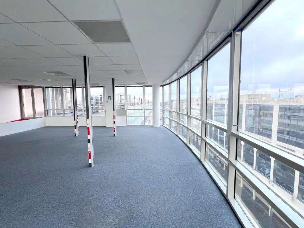 Office in Montigny-le-Bretonneux for lease Interior Photo- Image 1 of 12