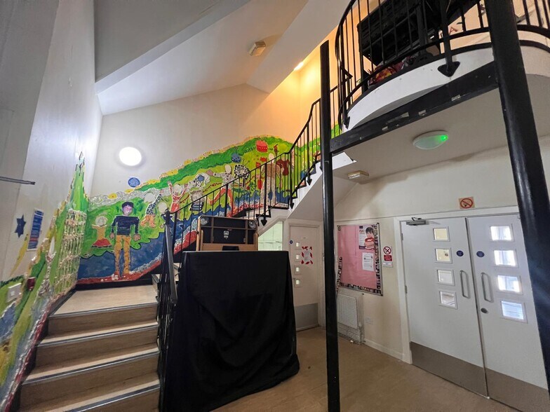 1 Teck Close, Isleworth à vendre - Photo intérieure - Image 2 de 18