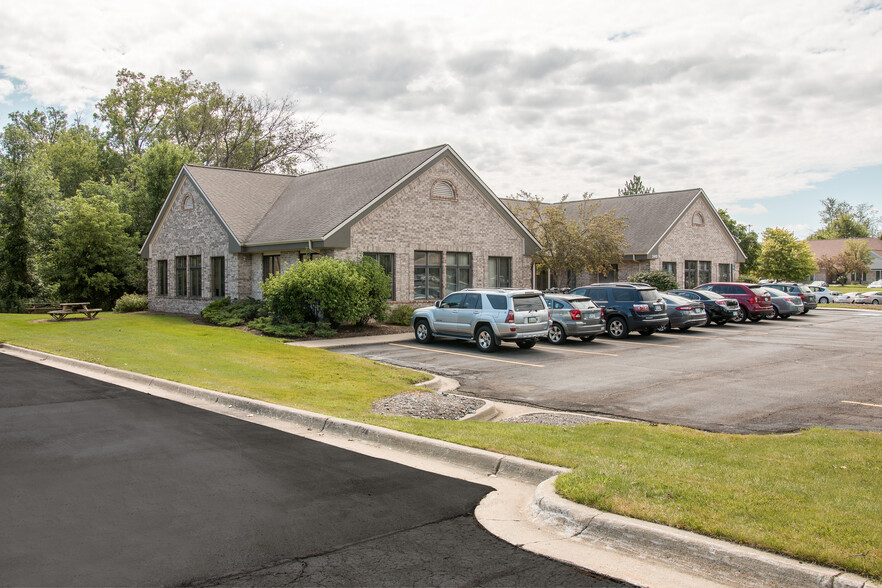 2410 Woodlake Dr, Okemos, MI for lease - Building Photo - Image 1 of 2