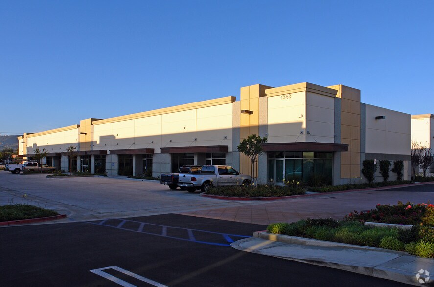1243 Flynn Rd, Camarillo, CA à louer - Photo du bâtiment - Image 2 de 11