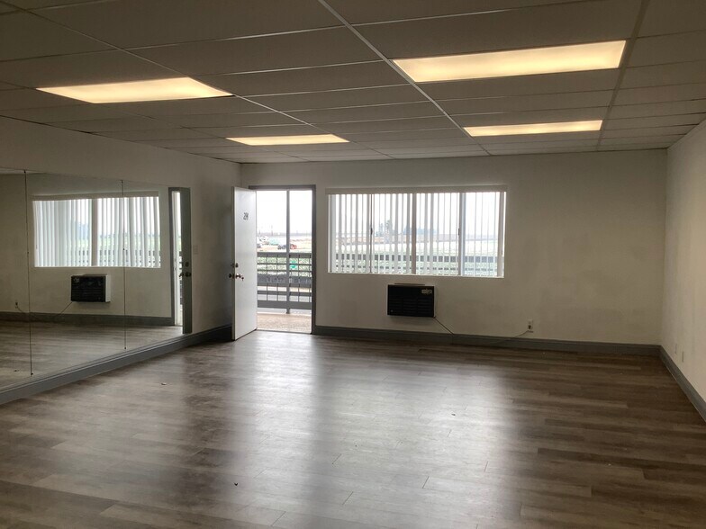 575 Dawson Dr, Camarillo, CA à louer - Photo du bâtiment - Image 3 de 5