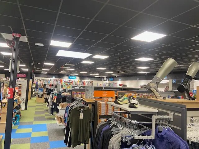 Commerce de détail dans Saint-Priest à louer - Photo intérieure - Image 3 de 4