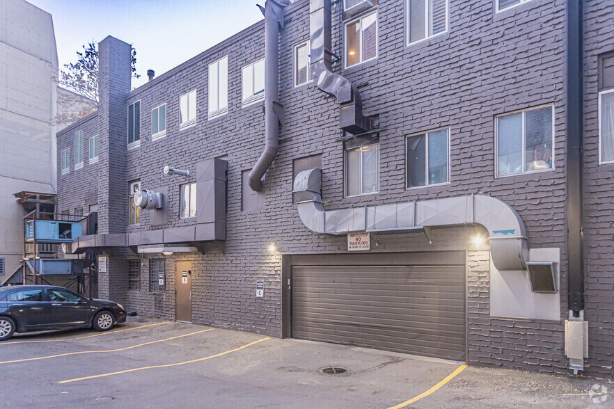 12411-12421 Stony Plain Rd NW, Edmonton, AB à louer - Photo du bâtiment - Image 3 de 6