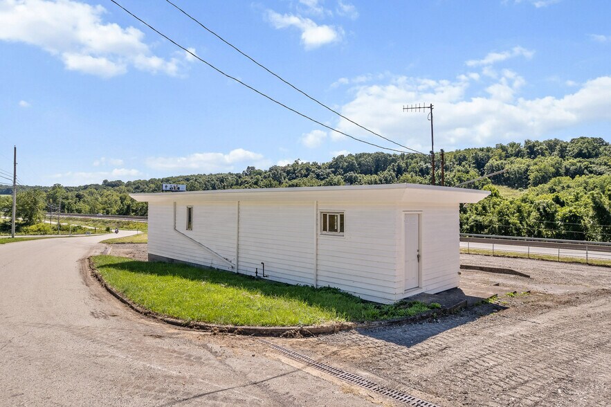 810 Carlton Dr, Bentleyville, PA à louer - Photo du bâtiment - Image 2 de 16