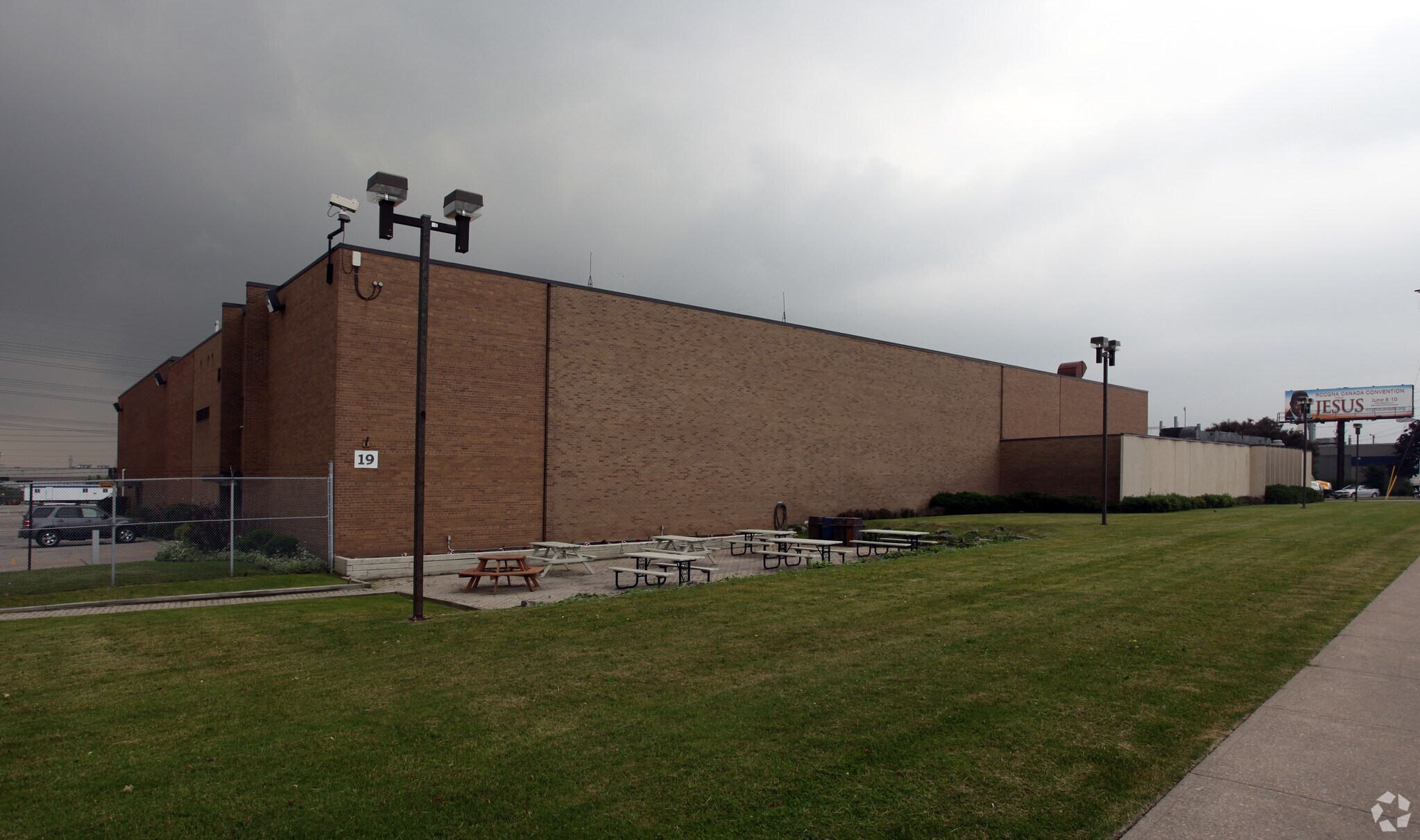 19 City View Dr, Toronto, ON for lease Primary Photo- Image 1 of 9