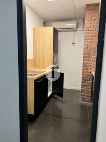 Office in Roubaix for lease - Interior Photo - Image 3 of 7