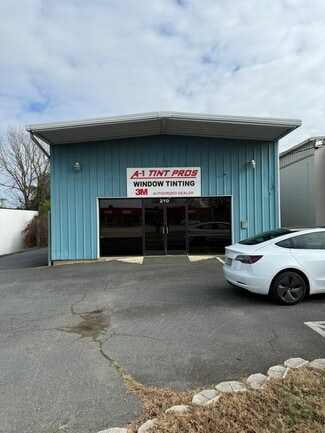 Plus de détails pour 210 N Polk St, Pineville, NC - Commerce de détail à vendre