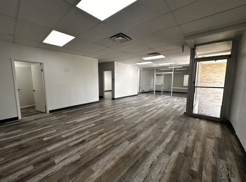 1533-1555 Prudential Dr, Dallas, TX for lease - Building Photo - Image 3 of 18